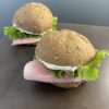 Tartine multicereali, cotto, formaggio cremoso e lattughino - Foto principale