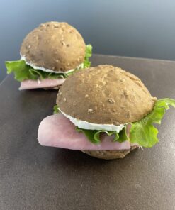 Tartine multicereali, cotto, formaggio cremoso e lattughino