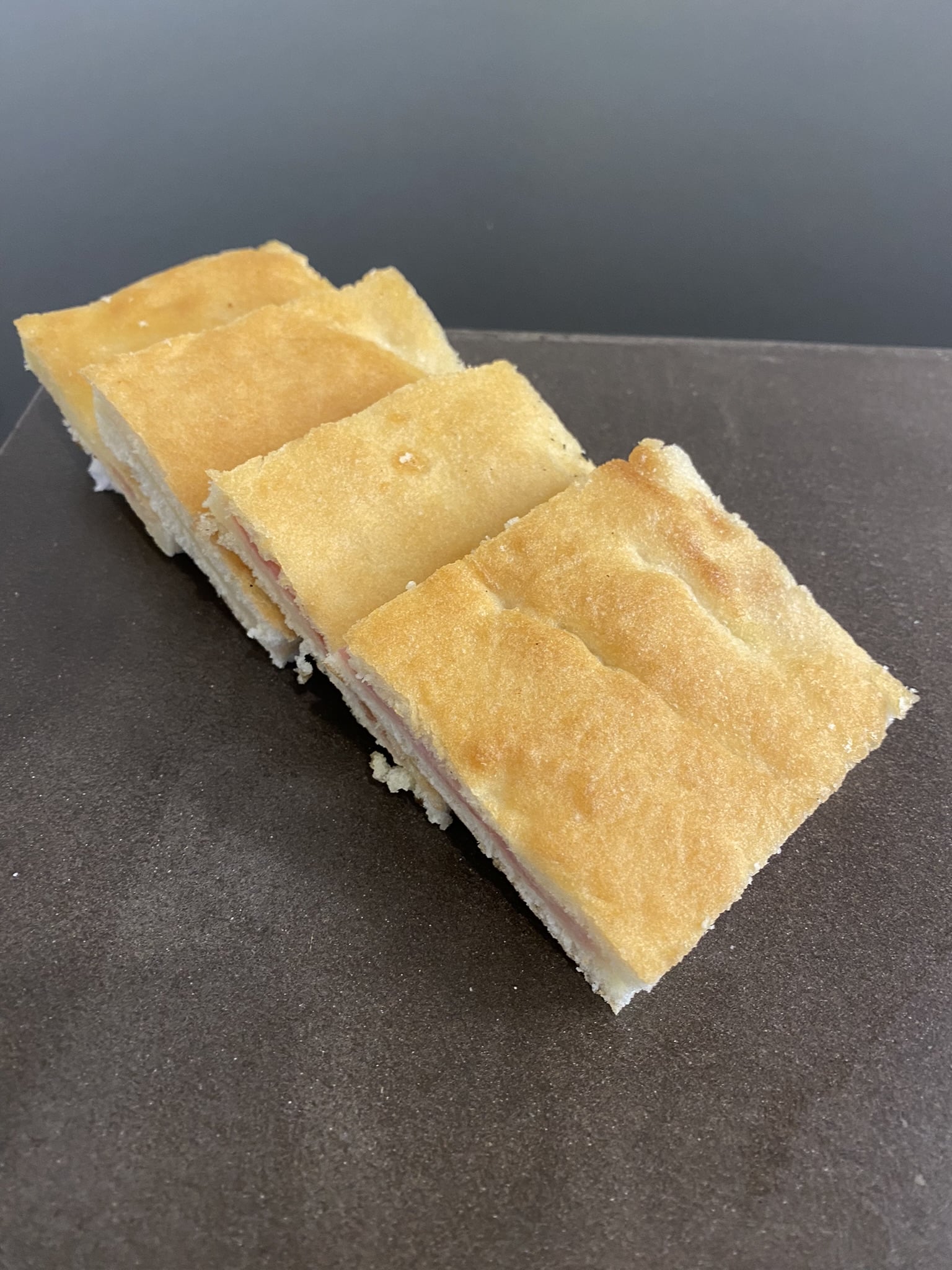 Focaccia ripiena con prosciutto cotto e formaggio - Foto principale