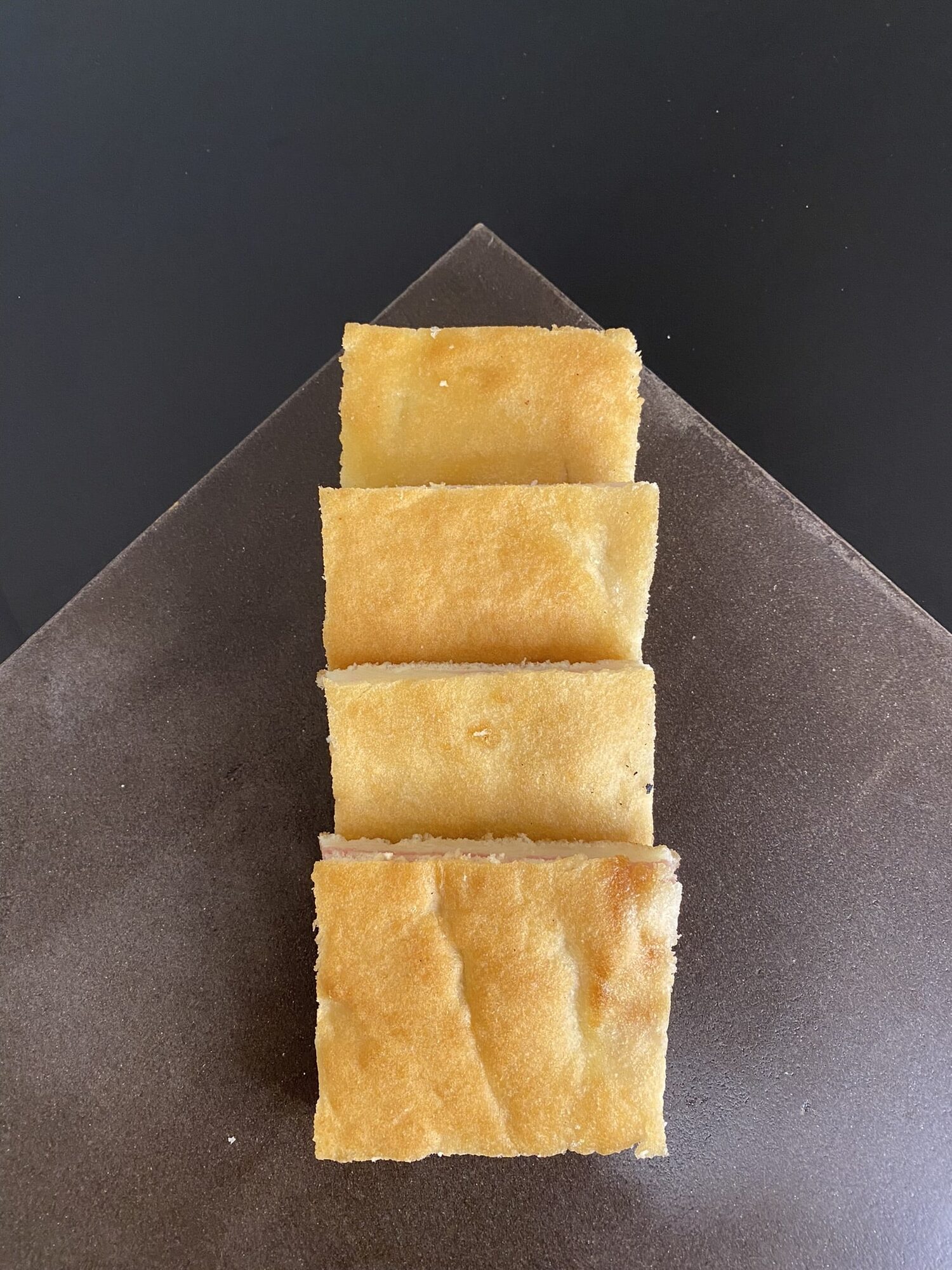 Focaccia ripiena con prosciutto cotto e formaggio - Foto 2