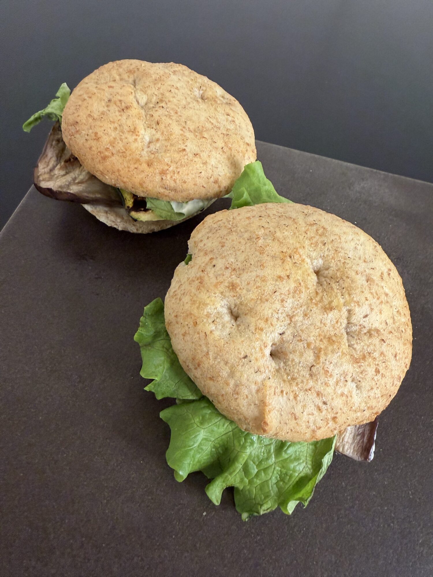 Focaccine integrali con verdure, lattughino fresco e maionese