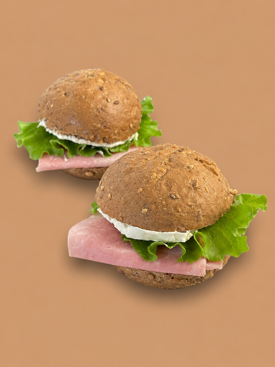 Tartine multicereali, cotto, formaggio cremoso e lattughino