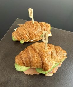 Mini brioches salmone, avocado e formaggio spalmabile