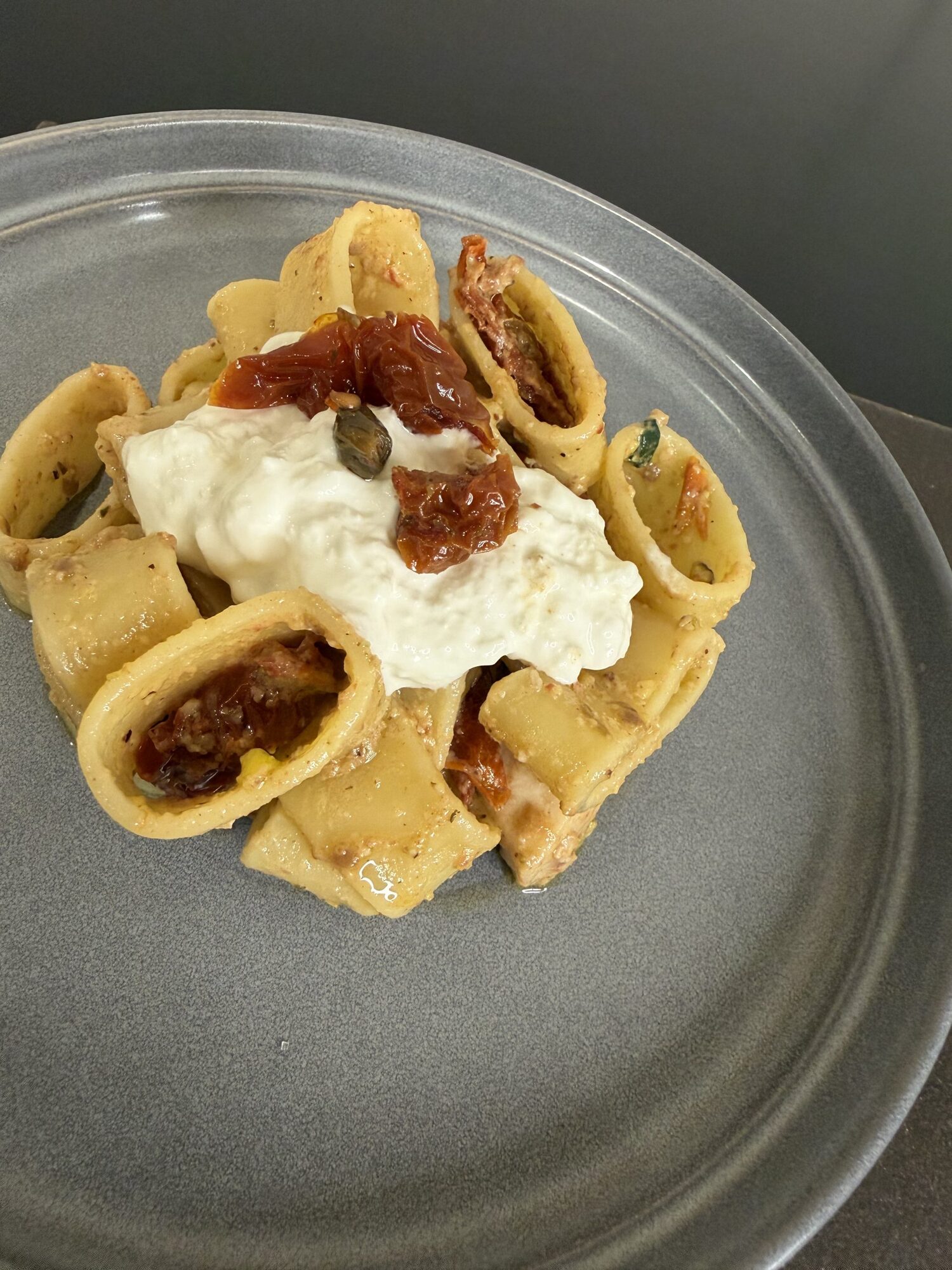 Calamarata con pesce spada, pesto di pistacchi, pomodorini secchi e mousse di burrata - immagine 2