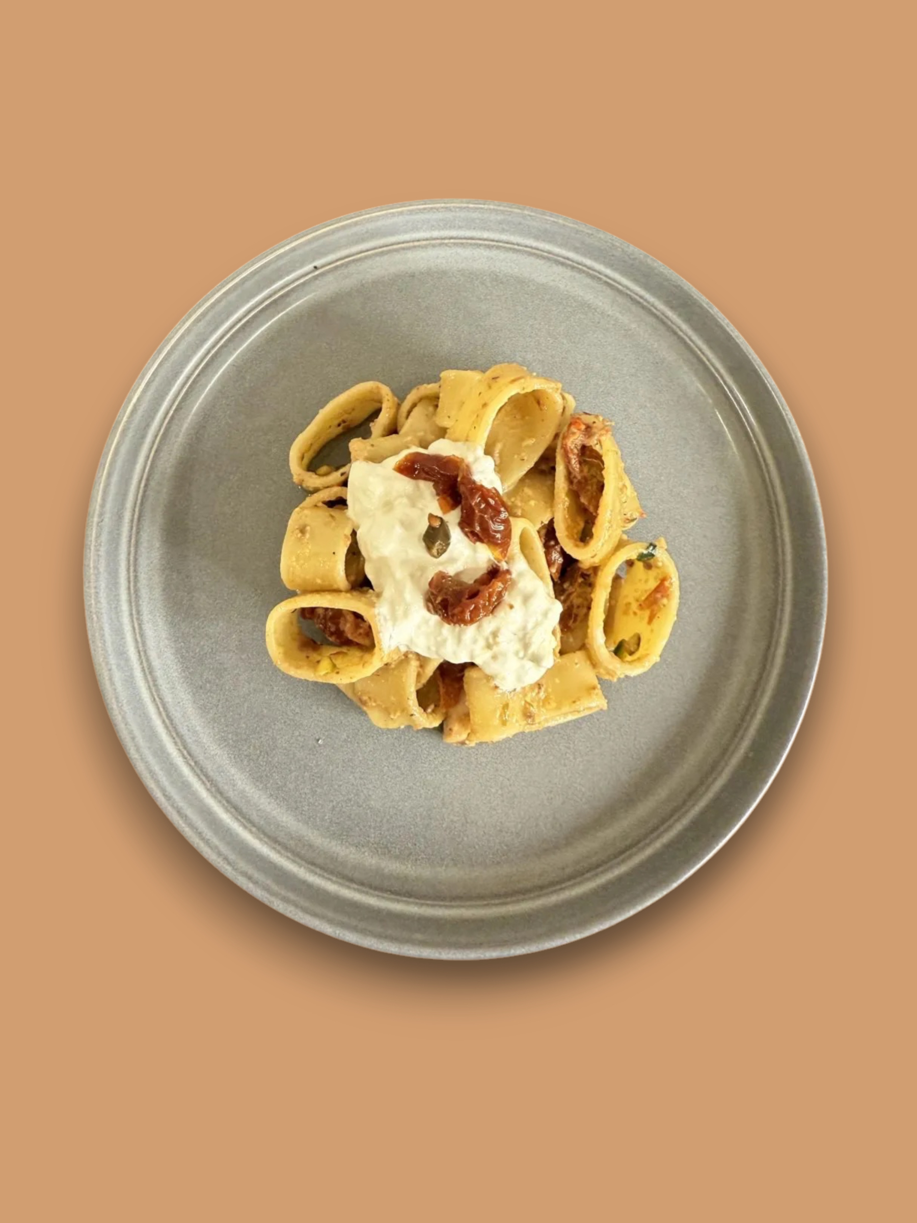 Calamarata con pesce spada, pesto di pistacchi, pomodorini secchi e mousse di burrata