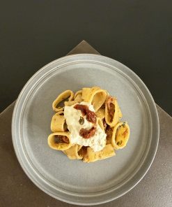 Calamarata con pesce spada, pesto di pistacchi, pomodorini secchi e mousse di burrata
