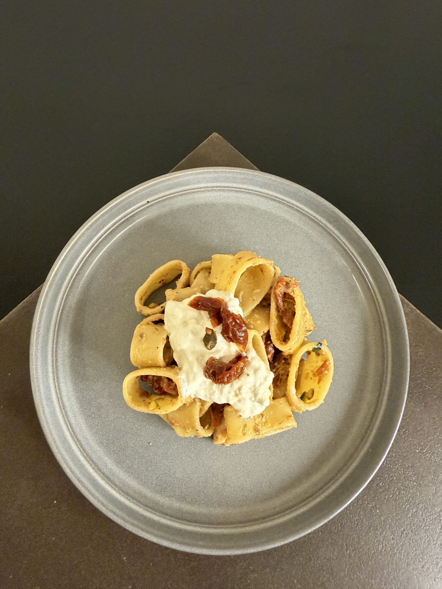 Calamarata con pesce spada, pesto di pistacchi, pomodorini secchi e mousse di burrata