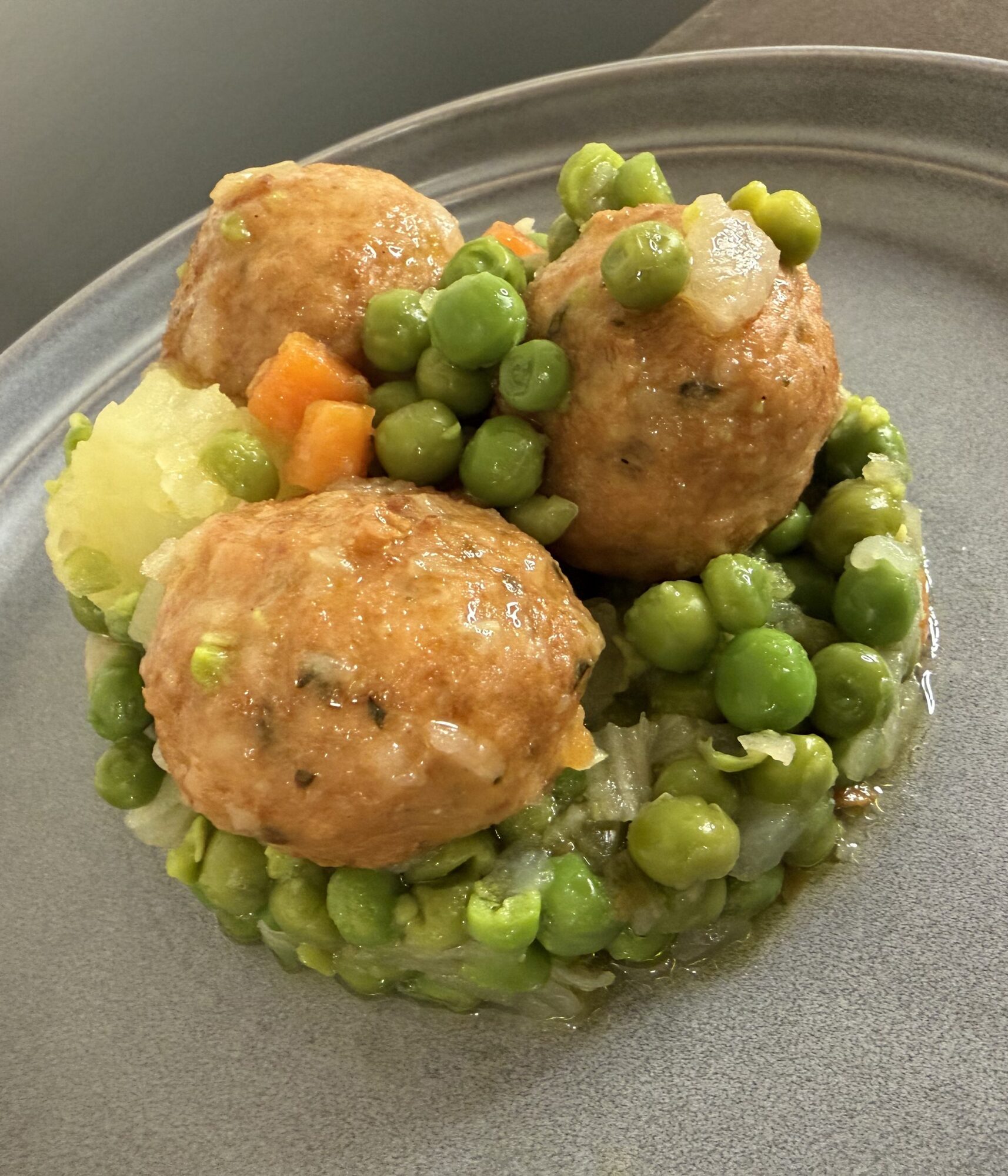 Polpettine di carne in umido con patate e piselli - immagine 2