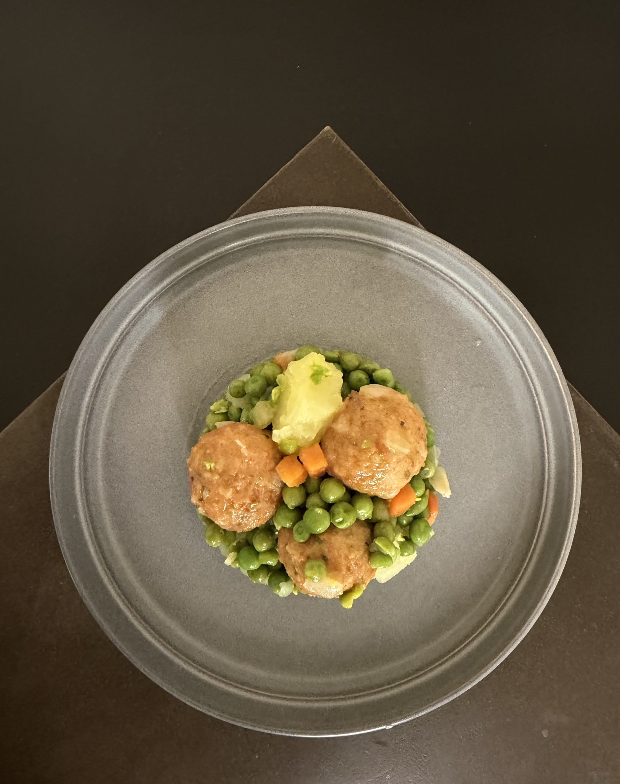 Polpettine di carne in umido con patate e piselli