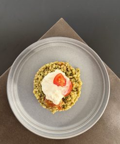 Farro con pesto, pomodorini e stracciatella